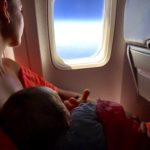 Warum Ihr im Flugzeug mit Kleinkind niemals in der Familienreihe sitzen solltet